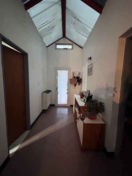 Pasillo interior con techo a dos aguas y lucarna