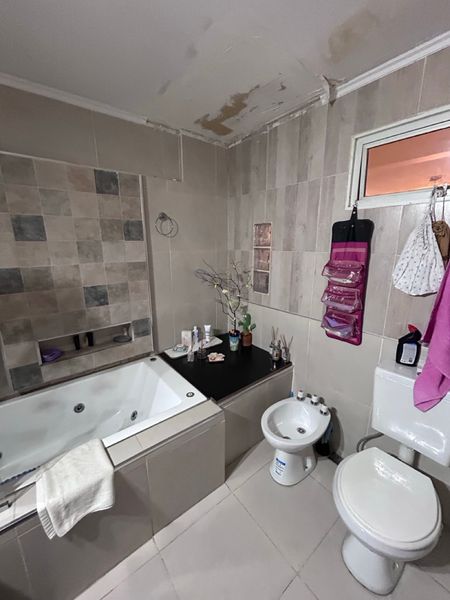 Baño completo con jacuzzi y revestimiento símil piedra