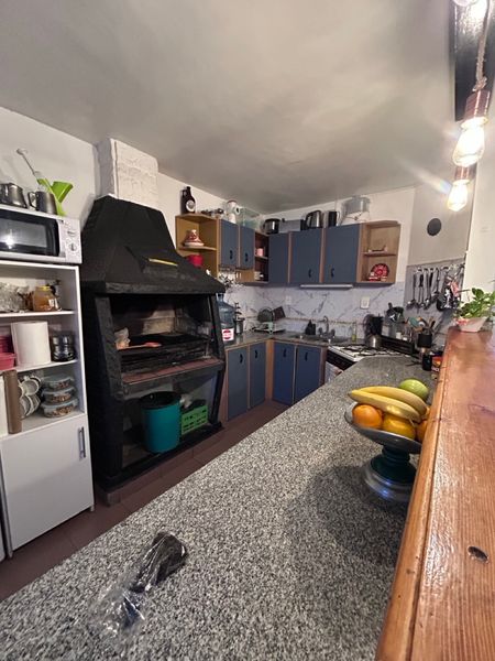 Cocina con mesada de granito y parrilla de obra interior